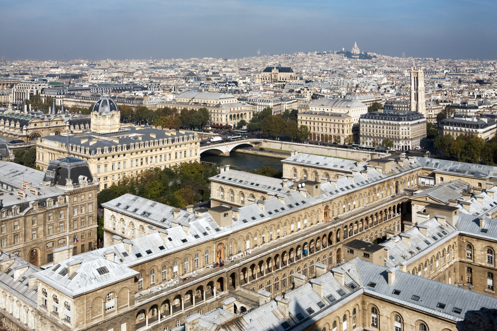 Zinkdächer von Paris von oben