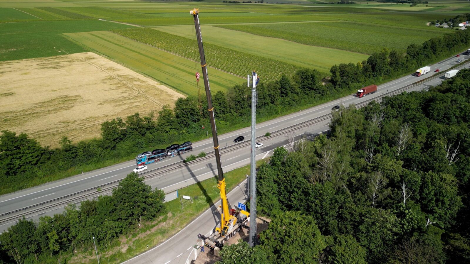 Wiegel-TKS Funkmast in nur einem Arbeitstag an der A61 montiert.